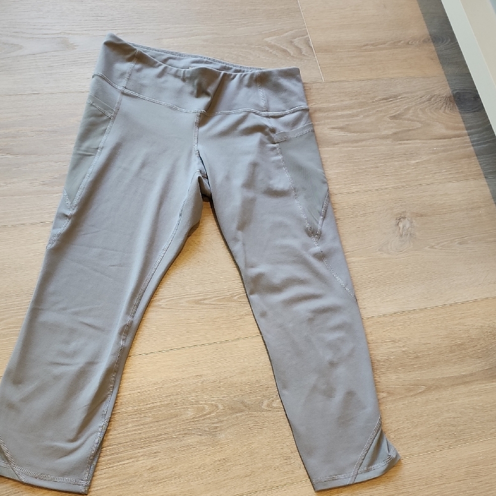 Women's Cropped Gray Athletic Leggings